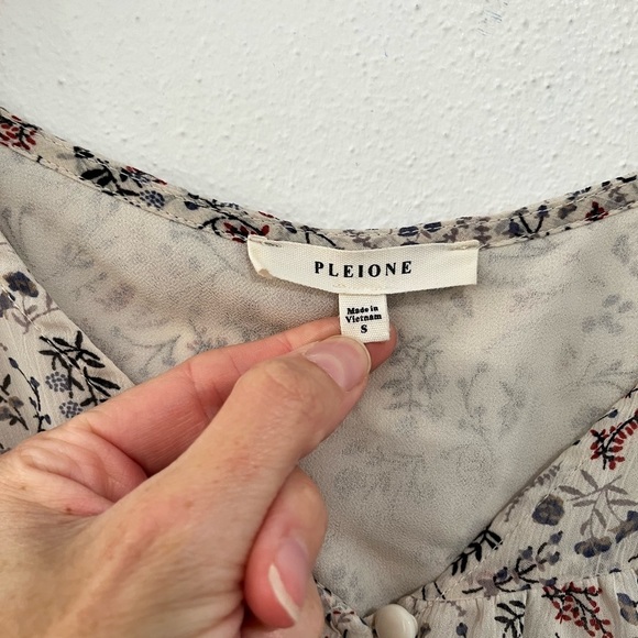 PLEIONE floral boho prairie bell sleeve v-neck blouse size small - Picture 2 of 10